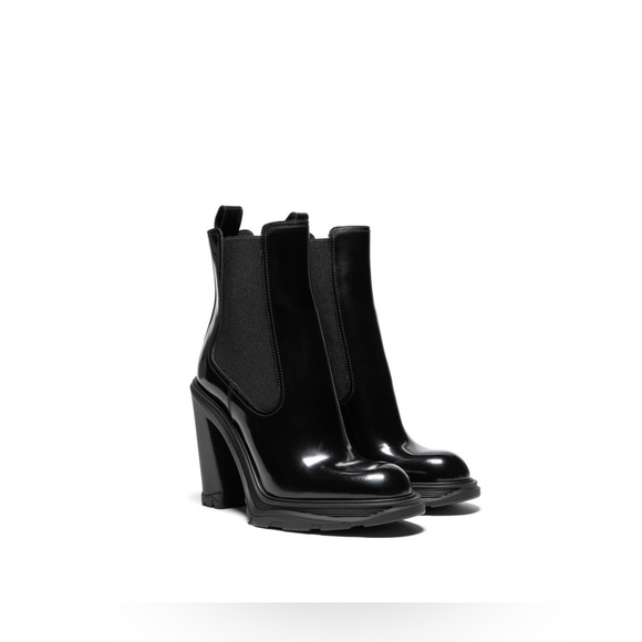Alexander McQueen Womens Tread Heeled Chelsea Boot
Black - Picture 4 of 14